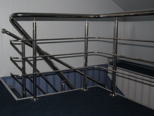 Монтаж ограждений для лестницы из нержавеющей полированной стали