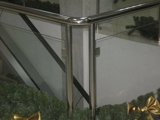Монтаж ограждений лестницы из нержавеющей полированной стали г.Ставрополь, ул. Дзержинского, торговый центр ЦУМ.